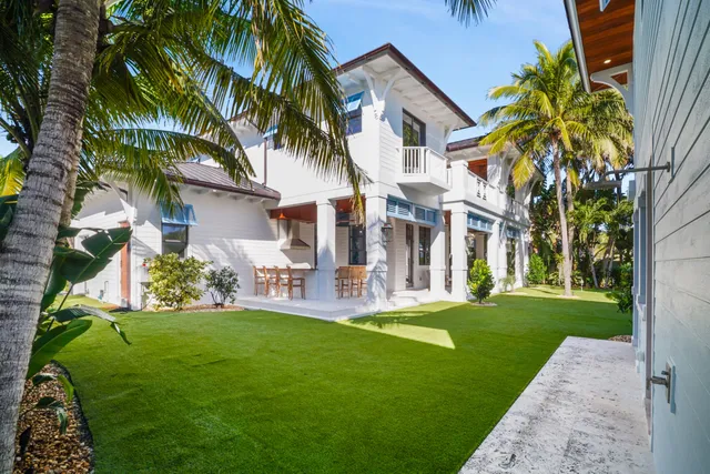 a view of back yard of the house