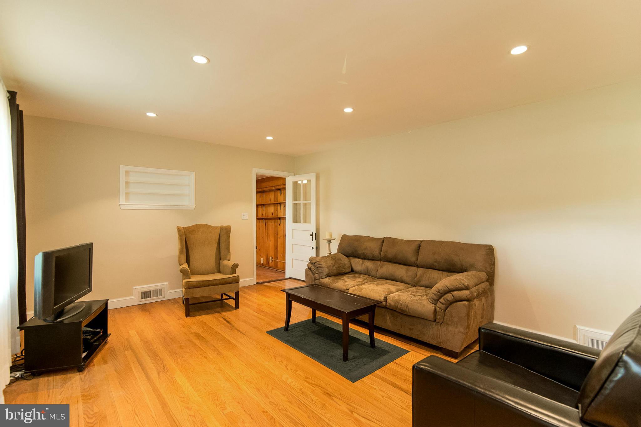 13058 Penn Shop Road Mount Airy, MD 21771 - Photo 7 of 28 Living Room