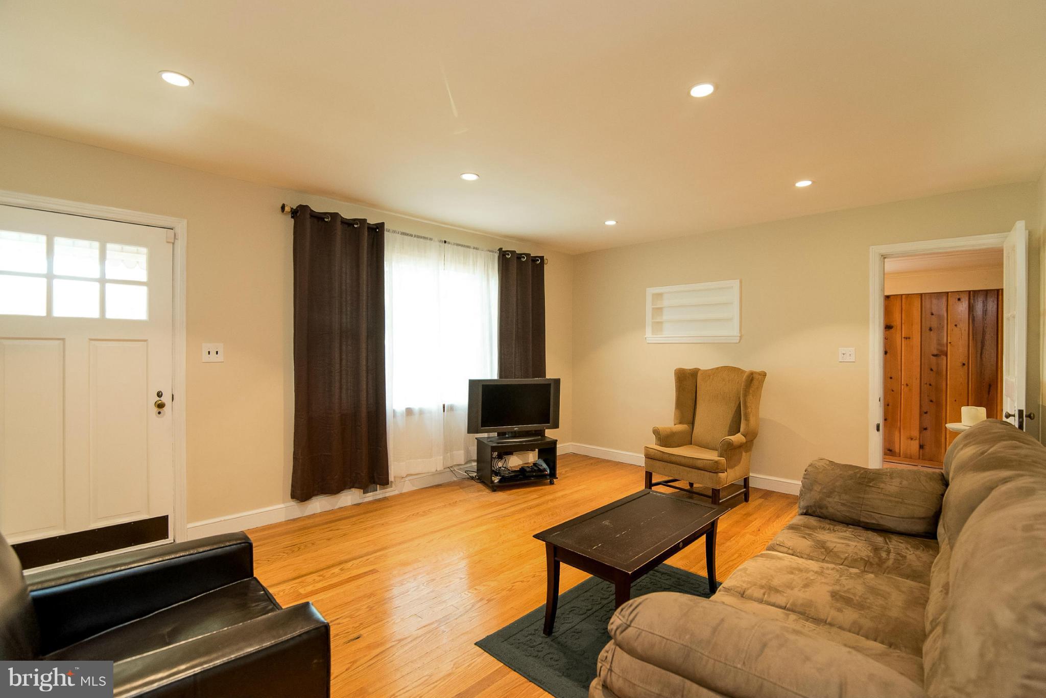 13058 Penn Shop Road Mount Airy, MD 21771 - Photo 8 of 28 Living Room