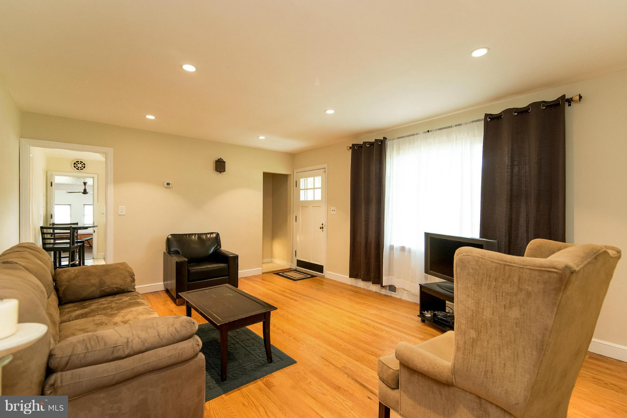 13058 Penn Shop Road Mount Airy, MD 21771 - Photo 9 of 28 Living Room