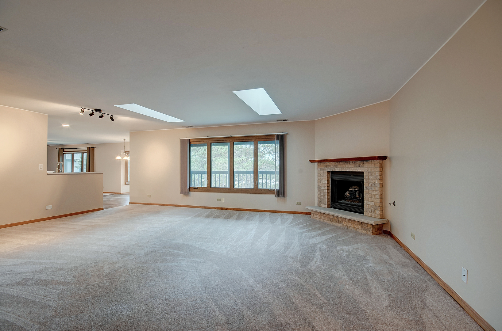 2757 Harbor Drive, Unit 2757 Joliet, IL 60431 - Photo 3 of 26 an empty room with windows