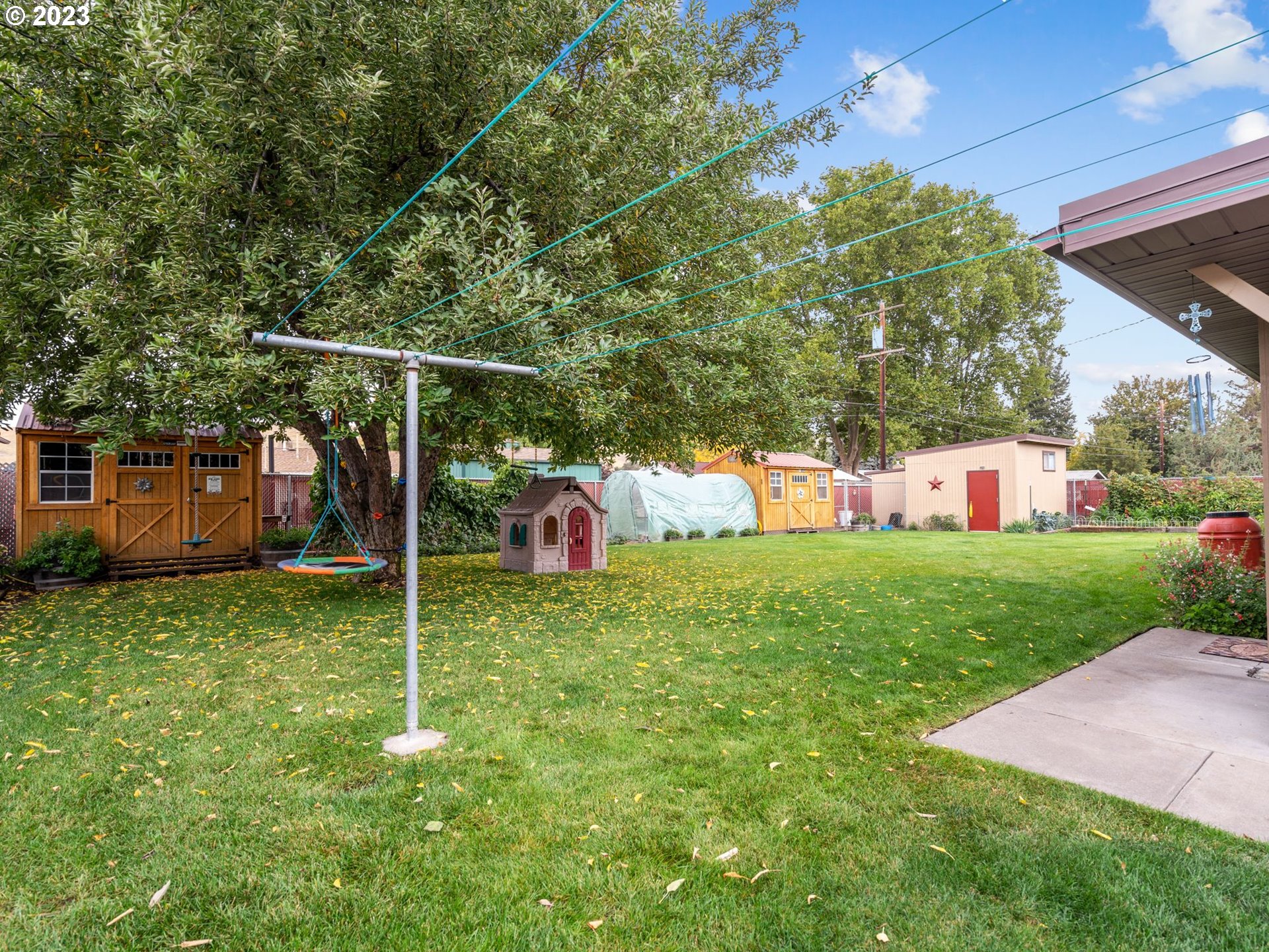 1341 Southwest 40th Street Pendleton, OR 97801 - Photo 7 of 35 a backyard of a house with plants and large tree