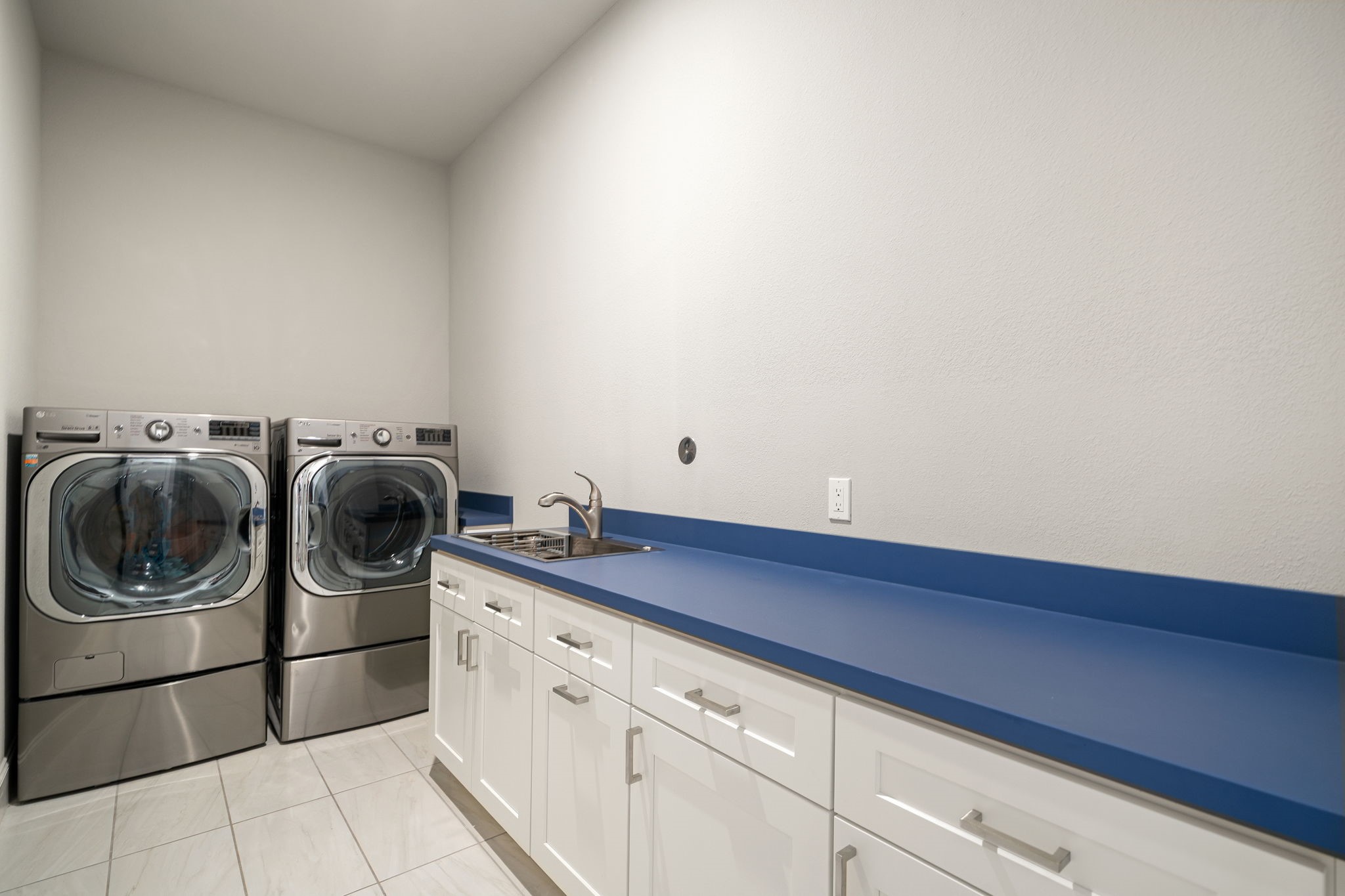 6203 Silver Lk Lane Manvel, TX 77578 - Photo 34 of 50 a utility room with dryer and washer