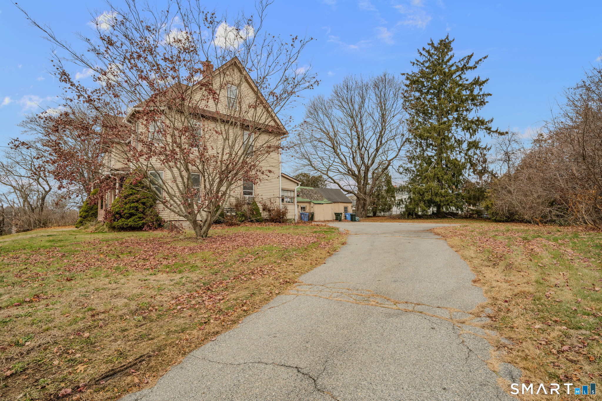 45 Dunham Street Norwich, CT 06360 - Photo 5 of 40 a view of dirt yard with a tree