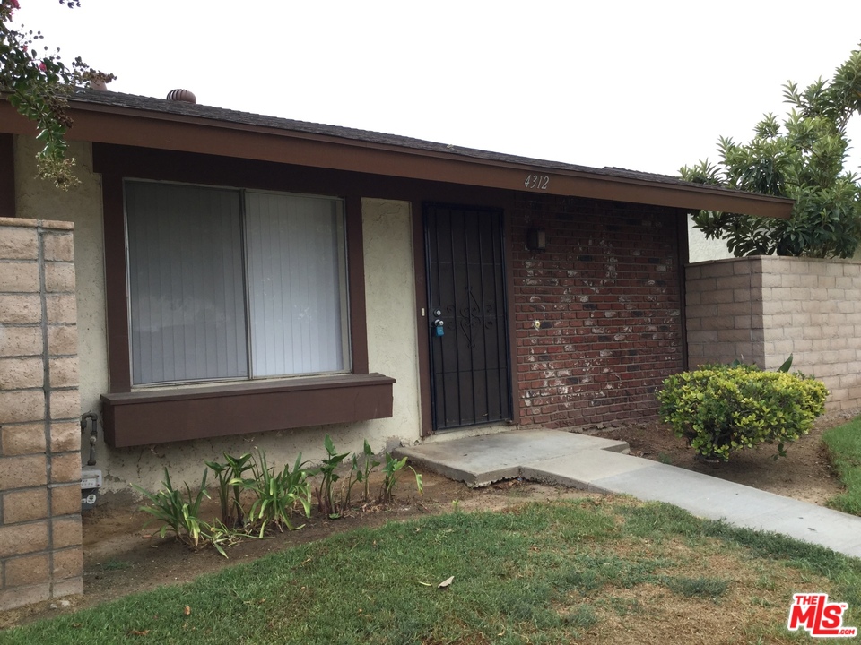 4312 Kingsbury Place Riverside, CA 92503 - Photo 3 of 15