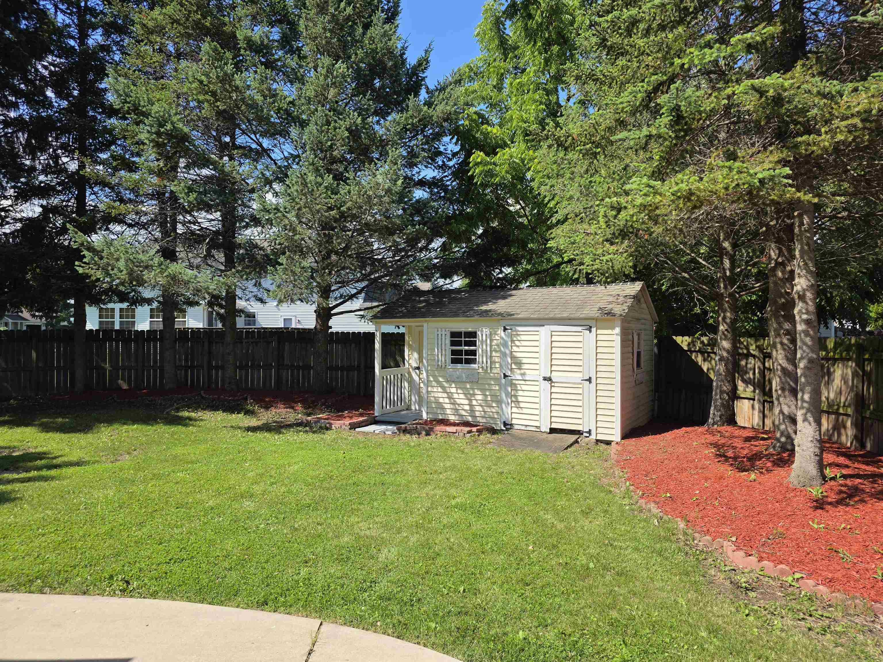2221 Alongi Lane Beloit, WI 53511 - Photo 3 of 33