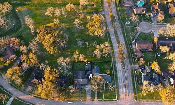 $2,300 | 102 Banyan Drive, Lake Jackson, TX 77566