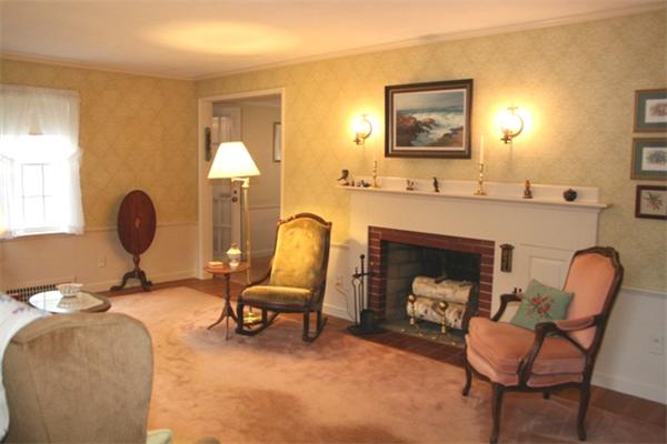44 Canterbury Road Lynnfield, MA 01940 - Photo 2 of 9 Gallery Image 2