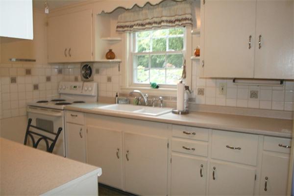 44 Canterbury Road Lynnfield, MA 01940 - Photo 4 of 9 Gallery Image 4