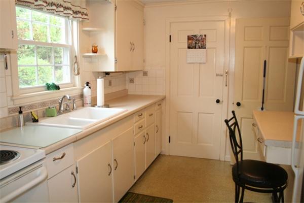 44 Canterbury Road Lynnfield, MA 01940 - Photo 5 of 9 Gallery Image 5