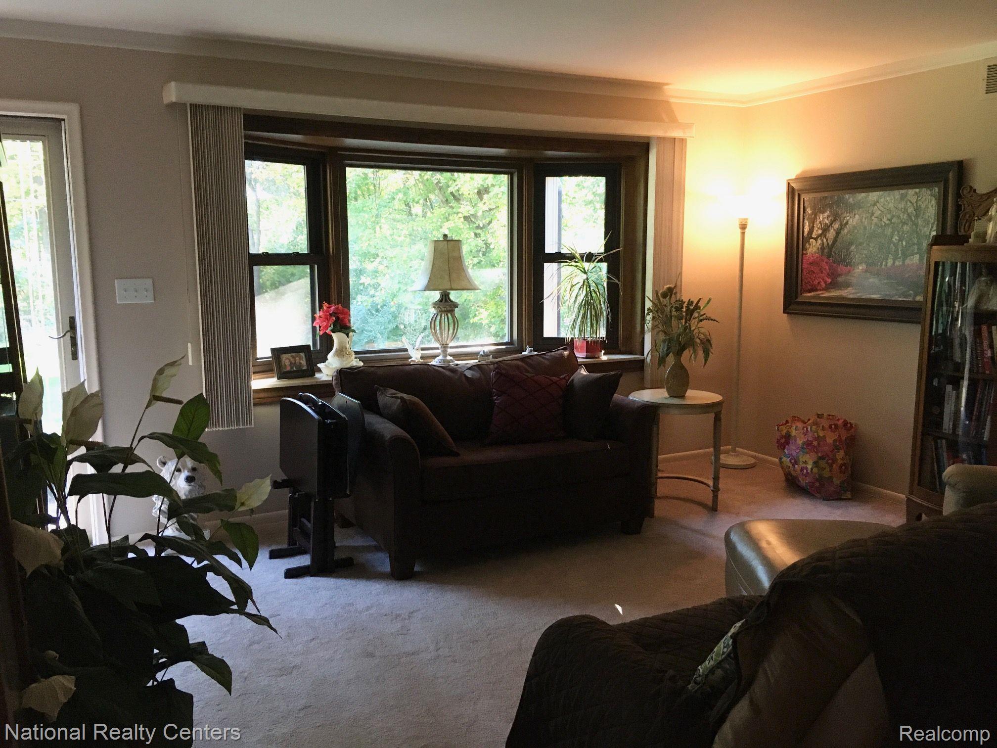 2437 Swarthout Road Pinckney, MI 48169 - Photo 10 of 30 Living Room