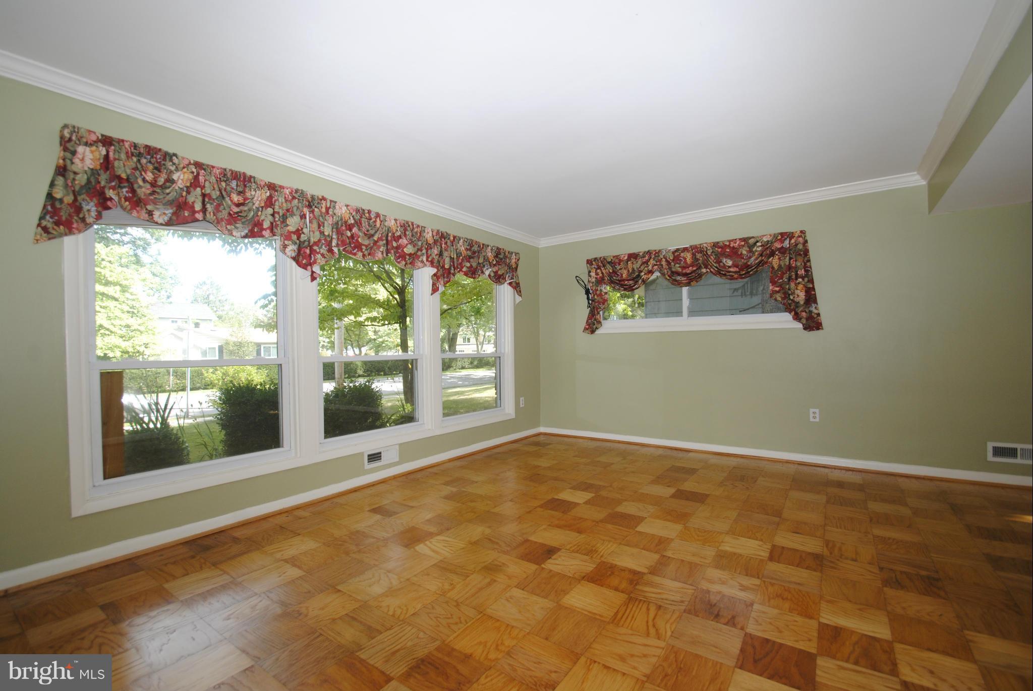 102 Holland Road Severna Park, MD 21146 - Photo 12 of 29 Living Room
