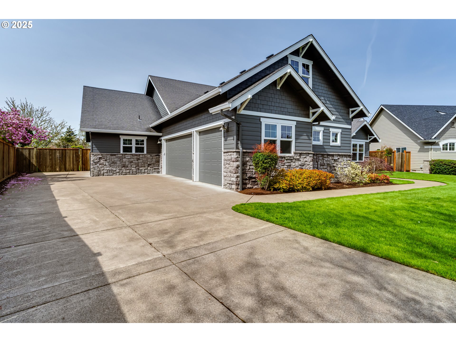 812 Mint Meadow Way Springfield, OR 97477 - Photo 4 of 45 a front view of a house with garden