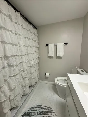 $3,600 | 5700 Collins Avenue, Unit 3C, Miami Beach, FL 33140