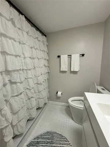 $3,800 | 5700 Collins Avenue, Unit 3C, Miami Beach, FL 33140