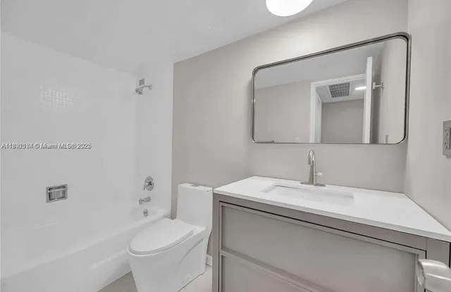 $3,800 | 5700 Collins Avenue, Unit 3C, Miami Beach, FL 33140