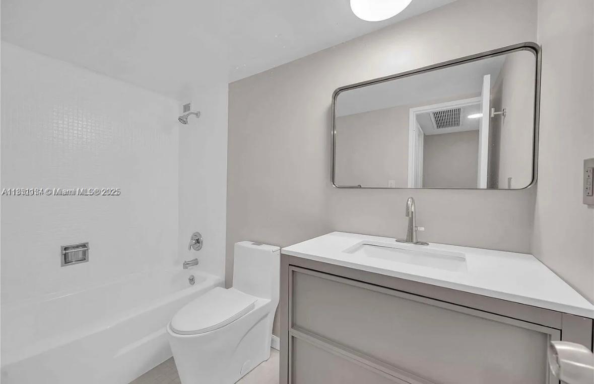 5700 Collins Avenue, Unit 3C Miami Beach, FL 33140 - Photo 16 of 18