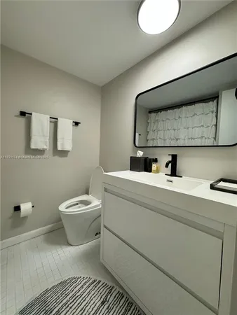 $3,600 | 5700 Collins Avenue, Unit 3C, Miami Beach, FL 33140