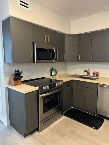 $3,800 | 5700 Collins Avenue, Unit 3C, Miami Beach, FL 33140