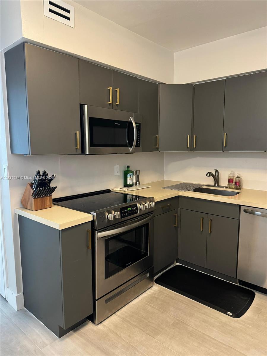 5700 Collins Avenue, Unit 3C Miami Beach, FL 33140 - Photo 5 of 18