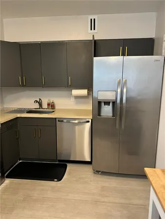 $3,600 | 5700 Collins Avenue, Unit 3C, Miami Beach, FL 33140