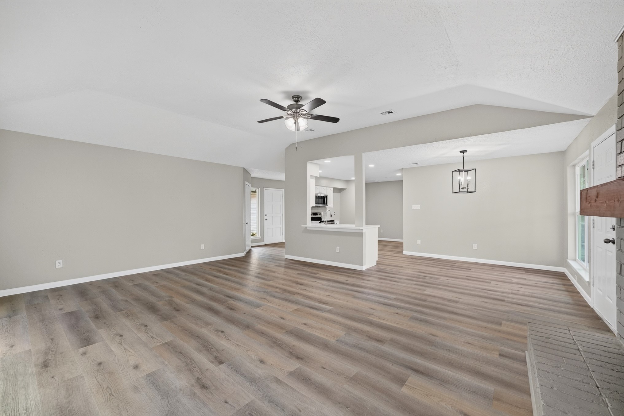 2402 Colonial Ridge Drive Friendswood, TX 77546 - Photo 9 of 38 Gallery Image 9