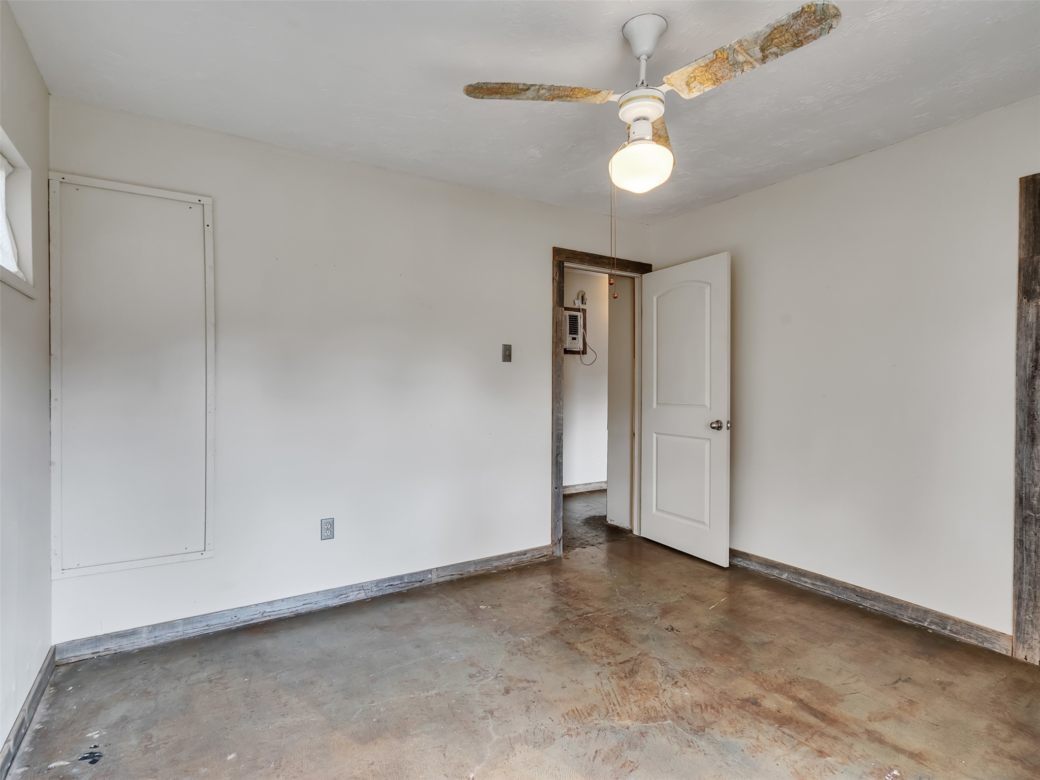 3315 St Anne Street Liverpool, TX 77577 - Photo 28 of 48 an empty room with closet and a ceiling fan