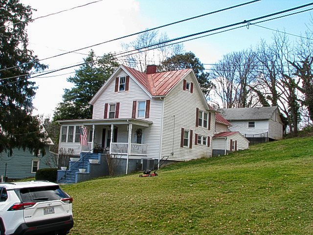 514 Oak Hill Road Staunton, VA 24401 - Photo 2 of 43 a front view of a house with garden
