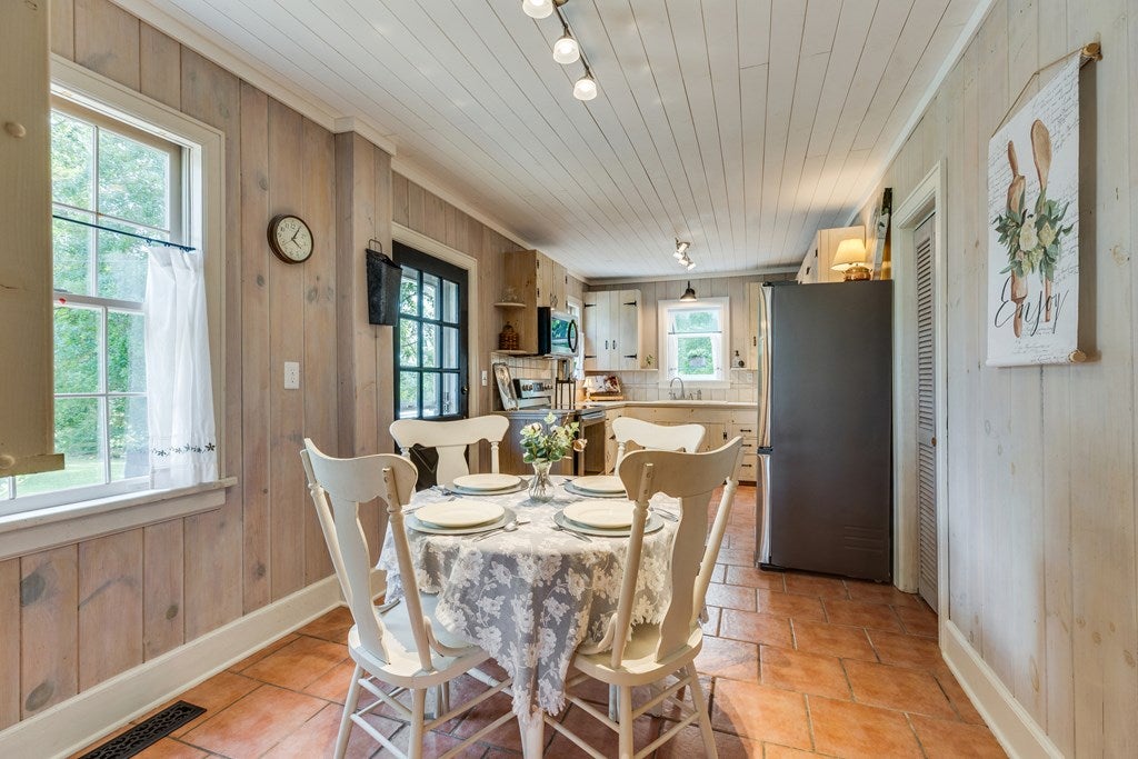 1629 Overhill Road Bristol, VA 24201 - Photo 14 of 53 Gallery Image 14