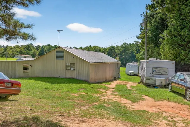 a view of a house with backyard