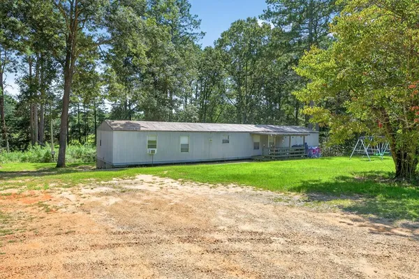 a view of a house with backyard