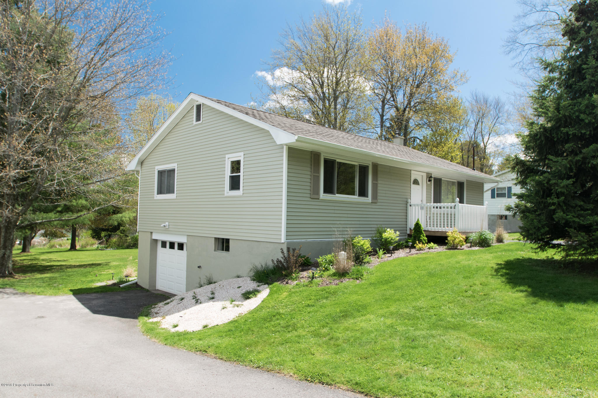 612 Gardner Road Moscow, PA 18444 - Photo 3 of 32 Gallery Image 3