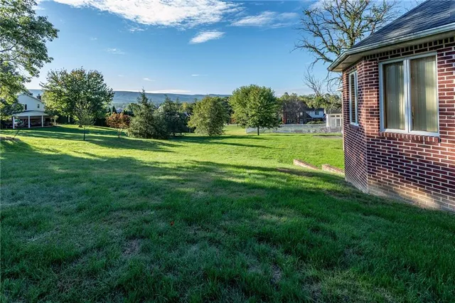 a view of a house with a backyard