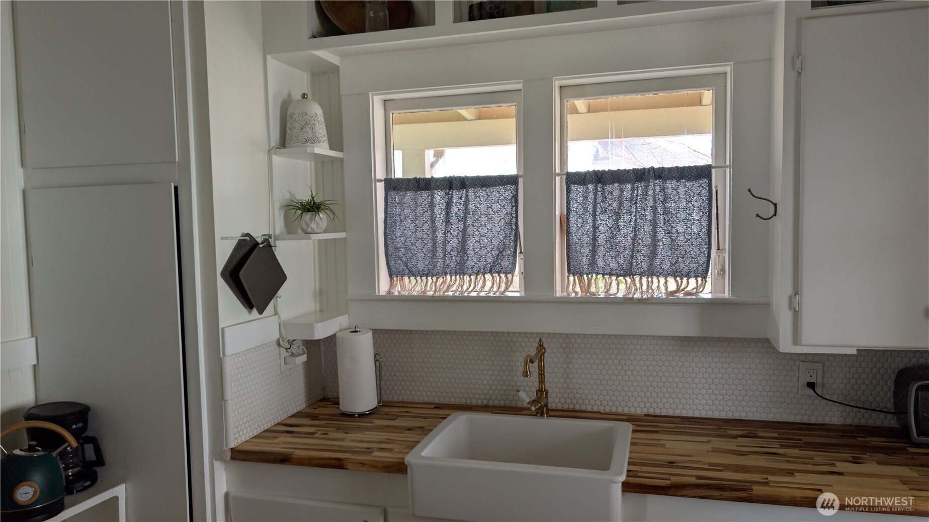 4106 Pacific Way Seaview, WA 98644 - Photo 11 of 21 a kitchen with a stove and a window