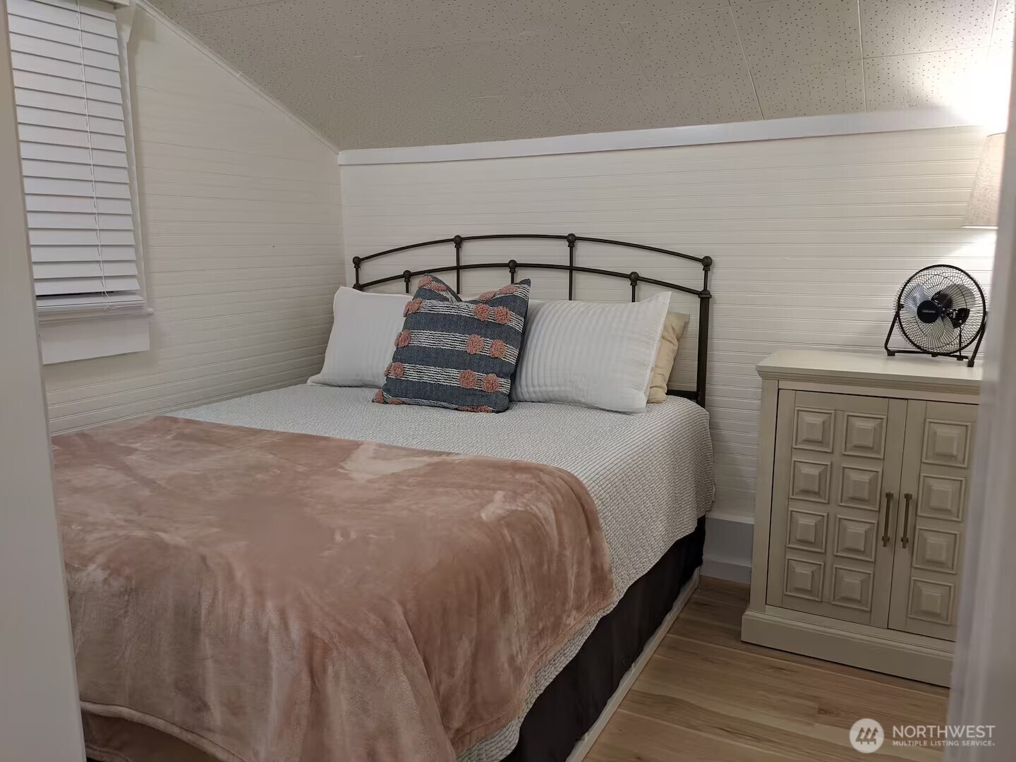 4106 Pacific Way Seaview, WA 98644 - Photo 14 of 21 a large bed sitting in a bedroom next to a window