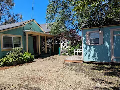 4106 Pacific Way Seaview, WA 98644 - Photo 21 of 21 a front view of a house with a garden