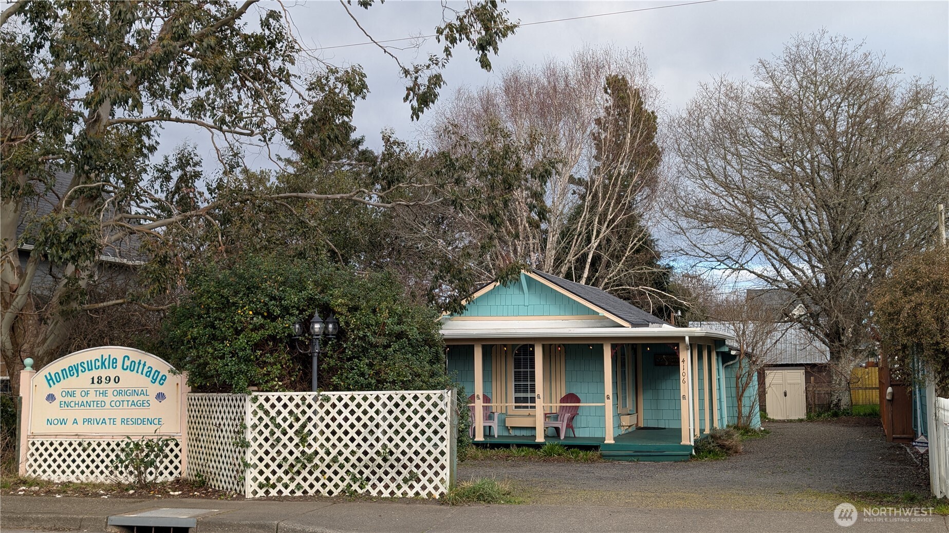 4106 Pacific Way Seaview, WA 98644 - Photo 5 of 21 a front view of a house with a garden