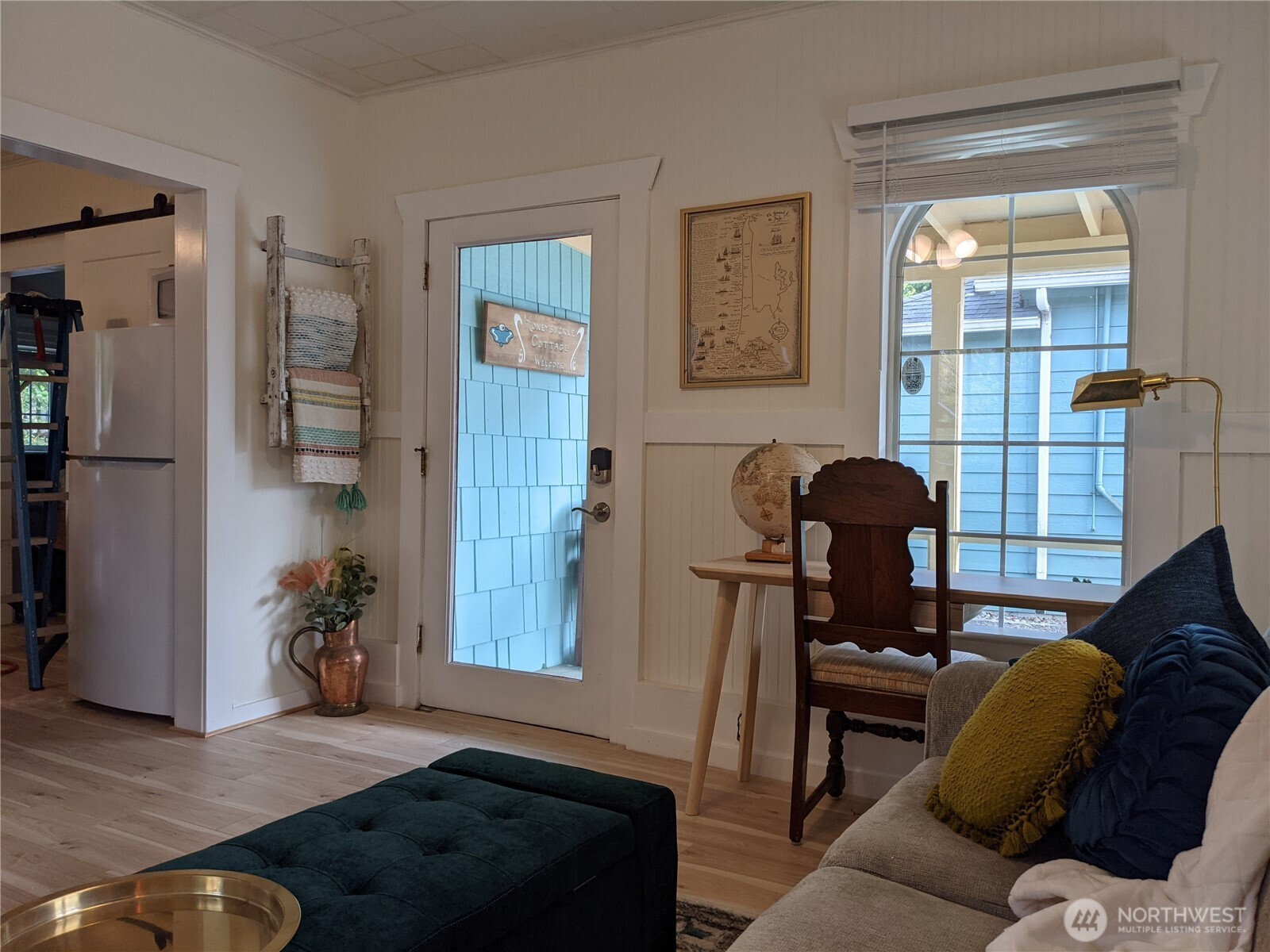 4106 Pacific Way Seaview, WA 98644 - Photo 6 of 21 a living room with furniture and a window