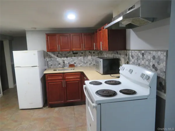 $1,800 | 1158 Nugent Avenue, Unit LOWR, Bay Shore, NY 11706