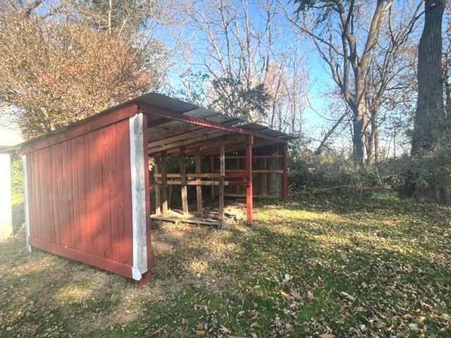 404 North Main Coleta, IL 61081 - Photo 22 of 32 a backyard of a house with table and chairs