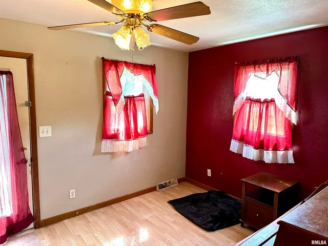 $55,000 | 414 East Monroe Avenue, Farina, IL 62838