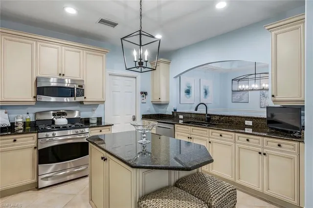 $1,100,000 | 2855 Tiburon Boulevard East, Unit 101, Naples, FL 34109