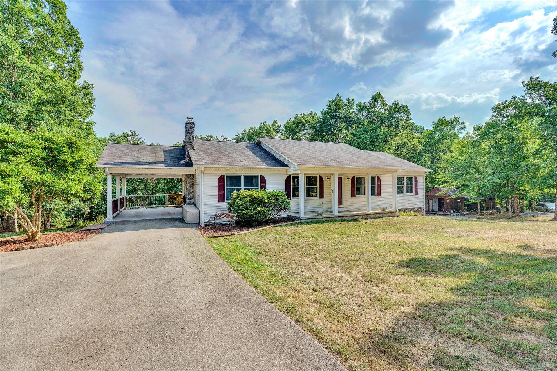 3272 Absalom Smith Road Salem, VA 24153 - Photo 1 of 34 01-080220210123