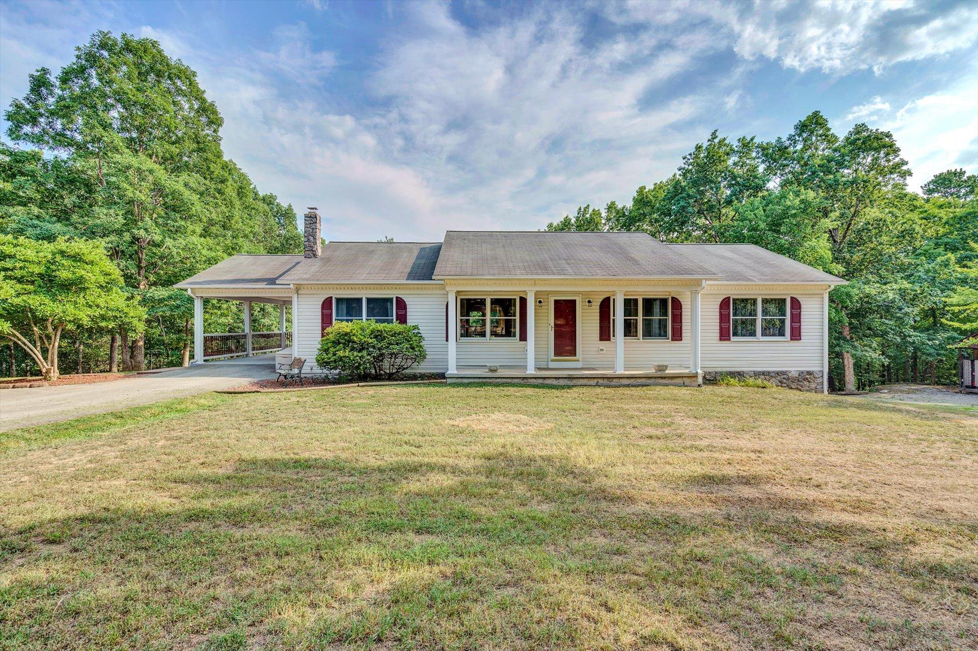 3272 Absalom Smith Road Salem, VA 24153 - Photo 2 of 34 02-080220210124