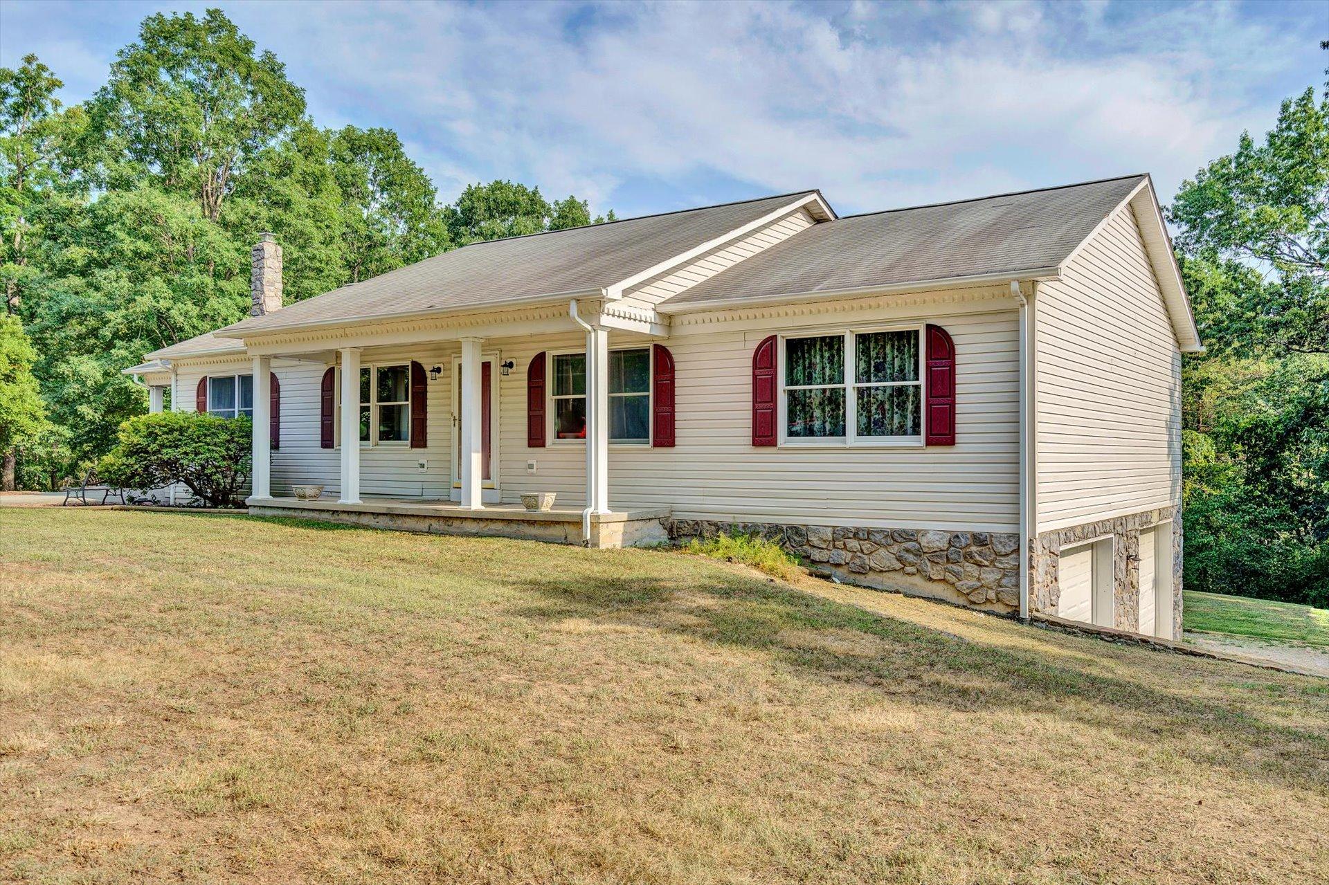 3272 Absalom Smith Road Salem, VA 24153 - Photo 3 of 34 03-080220210125
