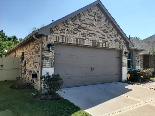 $2,300 | 9257 Inland Leather Lane, Conroe, TX 77385