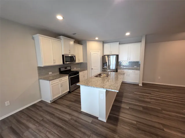 $2,400 | 9257 Inland Leather Lane, Conroe, TX 77385