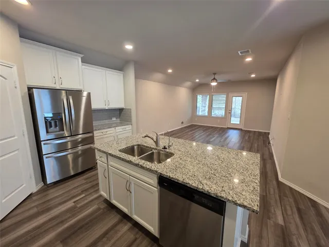 $2,400 | 9257 Inland Leather Lane, Conroe, TX 77385