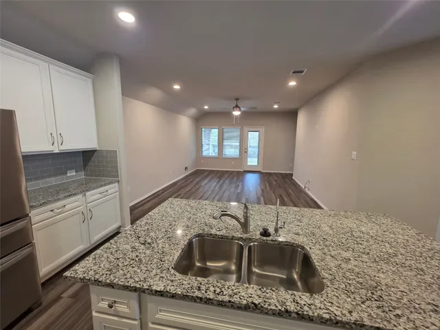 $2,400 | 9257 Inland Leather Lane, Conroe, TX 77385