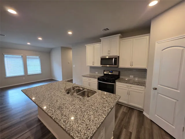 $2,400 | 9257 Inland Leather Lane, Conroe, TX 77385